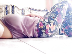 buxomy woman starts making home-made porn from the floor, the slut gets horny when her buttocks feel the heat of the floor